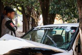 Adolescente de 17 anos bate carro em muro de chácara no Jardim Leblon Adolescente de 17 anos bate carro em muro de chácara no Jardim Leblon
