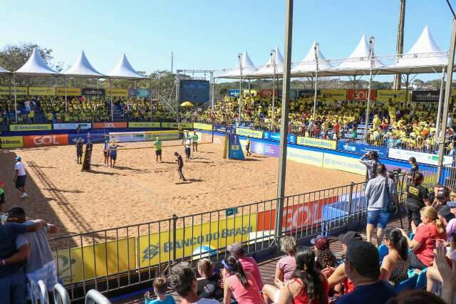 Finais do Circuito Brasileiro de V&ocirc;lei de Praia come&ccedil;am com arena lotada 