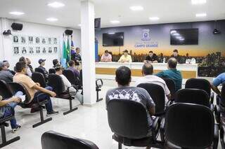 Categoria se reúne, agora, com o vereador Valdir Gomes, e aguarda a chegada de Carlão (Foto: Henrique Kawaminami)