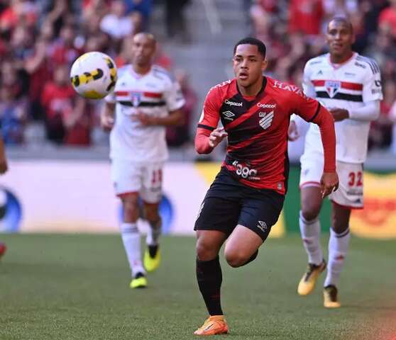 Com gol de V&iacute;tor Bueno, Athletico vence S&atilde;o Paulo em casa