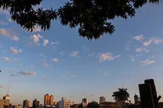 Tempo em Campo Grande na manhã deste domingo (31). (Foto: Henrique Kawaminami)