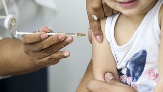 Criança sendo vacinada na Unidade de Saúde (Foto: Divulgação/Prefeitura de Campo Grande)