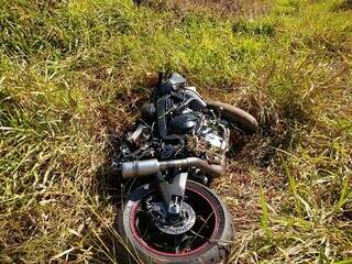 Moto de empresário às margens de rodovia após acidente. (Foto: O Pantaneiro)