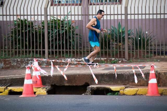Local onde ciclista morreu na Geisel est&aacute; sinalizado, mas bueiro continua aberto
