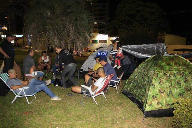 Guardas municipais suspendem acampamento em frente &agrave; Prefeitura