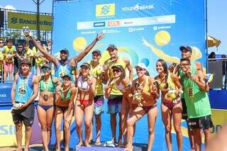 No pódio, competidores exibem medalhas da etapa Campo Grande do circuito. (Foto: Henrique Kawaminami)