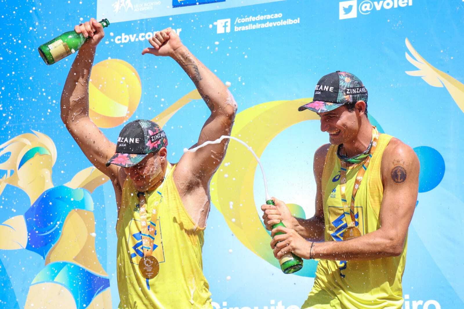 No tie-break, André Stein e George garantem 100% do Brasil no vôlei de  praia no Pan