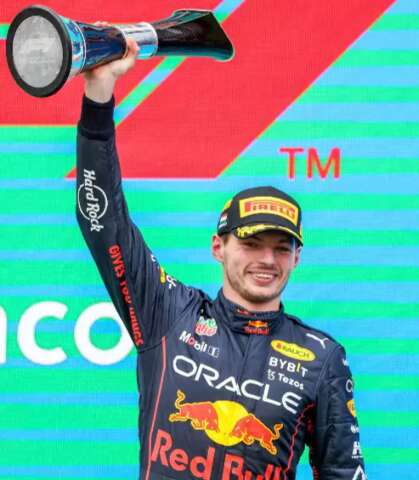 Max Verstappen vence na Hungria e segue l&iacute;der da temporada