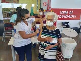 Vacinação contra covid realizada em posto itinerante. (Foto/Arquivo: Cleber Gellio)