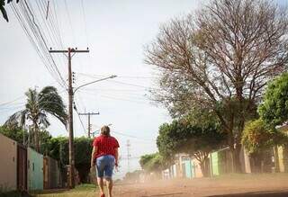 Tempo seco e poeira levantada em rua sem pavimentação, na Capital (Foto: Henrique Kawaminami)