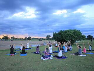 Público participando de aula de yoga. (Foto: Arquivo Campo Grande News/Paulo Francis)