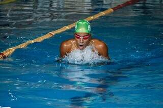 Atleta de natação durante prática do esporte; programa visa garantir condições a esportistas. (Foto: Edemir Rodrigues)