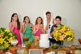 Sofia, Bianca, Valéria, Enzo e Iker comemoraram aniversário juntos depois de 2 anos de saudades. (Foto: Cleidiomar Barbosa)