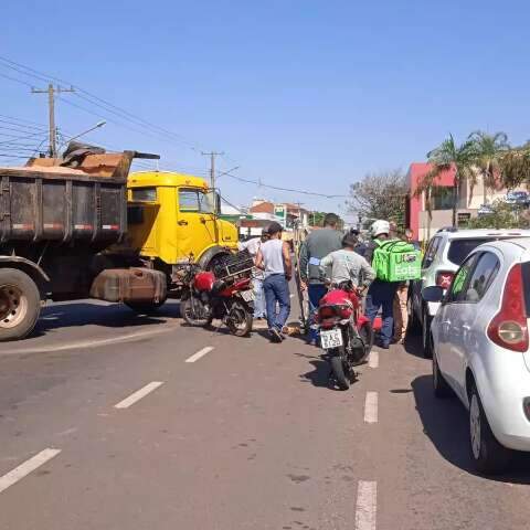 Motociclista fica gravemente ferido ao atingir lateral de caminh&atilde;o na Brilhante