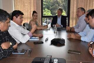 Secretário Jaime Verruck reunido com com a equipe da Prefeitura de Corumbá e diretores da Ferrovia Oriental (Foto: Divulgação)