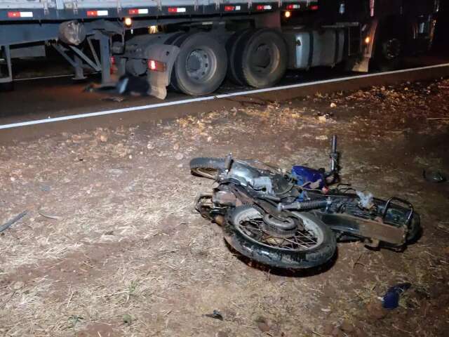 Motociclista morre ao colidir em carreta durante tentativa de ultrapassagem