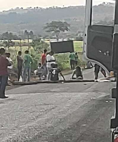 Ind&iacute;genas fazem protesto por sa&uacute;de e bloqueiam pista por mais de 3 horas