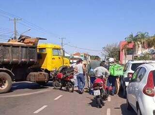 Motociclista fica gravemente ferido ao atingir lateral de caminh&atilde;o na Brilhante