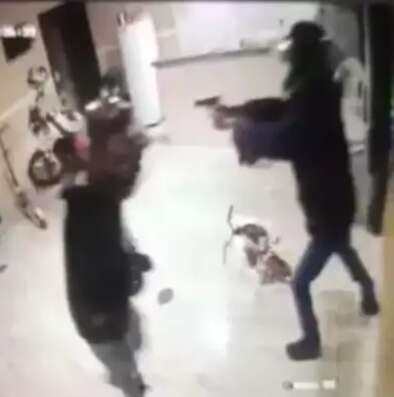 V&iacute;deo mostra momento em que dupla invade casa e executa morador no Los Angeles