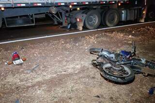 Corpo de Fábio parou embaixo de carreta e moto ficou destruída (Foto: Adilson Domingos)
