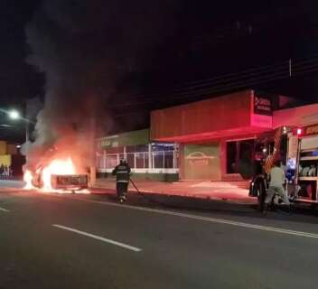 Caminhonete explode, pega fogo e bloqueia Rua Joaquim Murtinho
