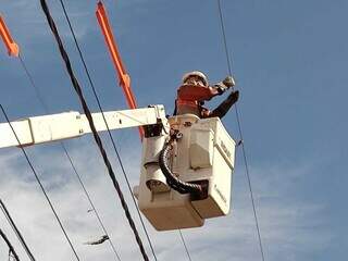 Eletricista da Energisa fazendo reparo na rede elétrica. (Foto: Divulgação) 