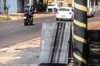 Ofertas do dia na frente de açougue localizado no Tiradentes. (Foto: Marcos Maluf)
