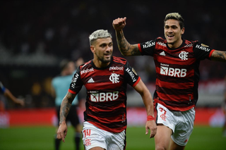 Jogadores do Flamengo comemorando a vitória desta noite (02). (Foto: Marcelo Cortes / CRF)