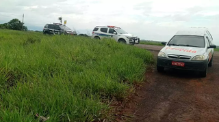 Viaturas da Polícia Civil e da pax plantonista, no local onde a vítima foi encontrada morta. (Foto: Direto das Ruas)