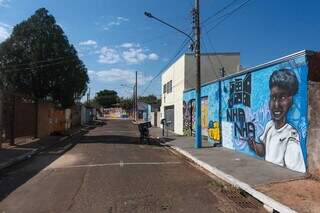 A ideia é ver que todos os muros da rua coloridos até o fim do ano. (Foto: Marcos Maluf)