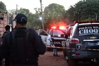 Policiais civis e militares durante investigação de homicídio em Campo Grande (Foto: Henrique Kawaminami)