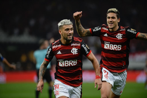 Com gols de Arrascaeta e Gabigol, Flamengo vence o Corinthians por 2 a 0