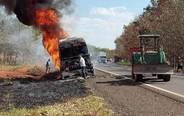 Carreta pega fogo na BR-060 ap&oacute;s curto-circuito em sistema el&eacute;trico 