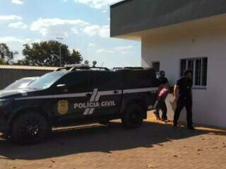 Idoso preso sendo levado para a delegacia de Polícia Civil de Brasilândia. (Divulgação/PCMS)