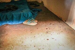 Marcas de sangue no chão do quarto do casal. (Foto: Henrique Kawaminami)