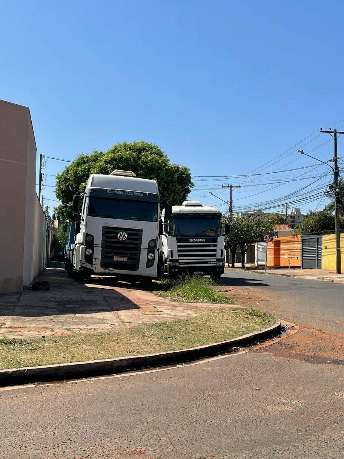 Vizinho fecha esquina com carretas e moradora reclama já bati meu carro -  Direto das Ruas - Campo Grande News