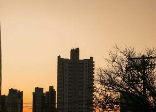 Céu claro nesta manhã indica tempo firme em Campo Grande (Foto: Henrique Kawaminami)