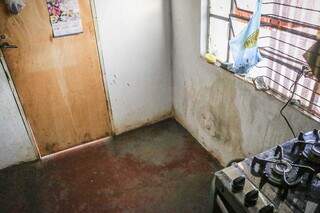 Na kitnet onde morava o casal, marcas de sangue pelo chão. (Foto: Henrique Kawaminami)