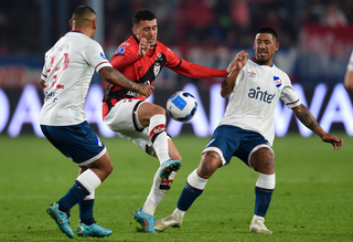 Disputa de bola durante a partida desta noite. (Foto: Atlético Goianiense/FC) 