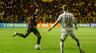 Jogadores em campo durante a partida desta noite. (Foto: Rafael Bandeira/ Sport Club do Recife)