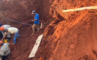 Trabalhadores ficam soterrados durante obra, depois de barranco desabar