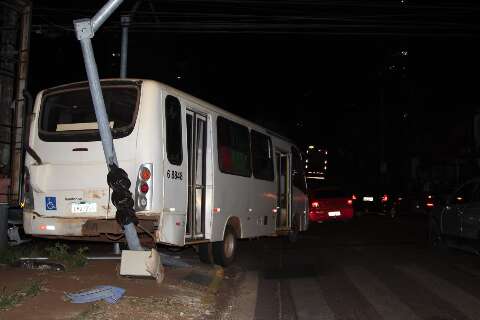 Micro-ônibus perde o freio, bate em semáforo e tumultua trânsito no Centro 