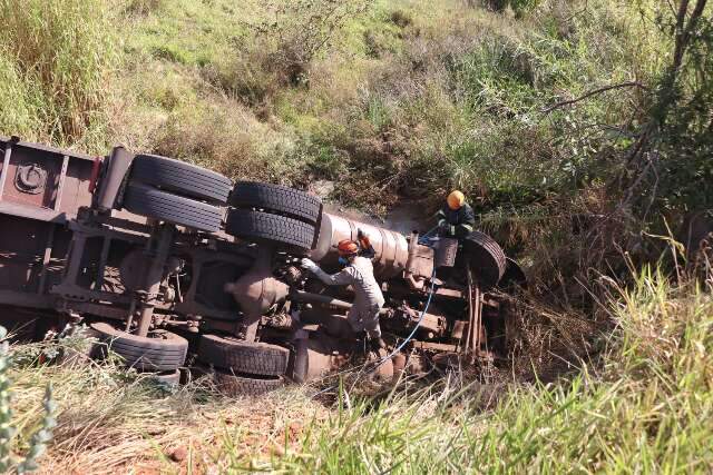 Desgovernado, caminh&atilde;o cai em ribanceira e fam&iacute;lia &eacute; salva por bombeiro de folga