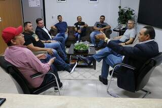 Ap&oacute;s suspenderem acampamento, guardas se re&uacute;nem com vereadores