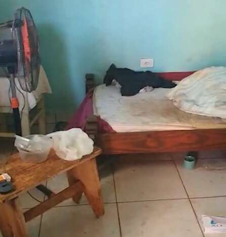 &quot;T&ocirc; com sede&quot;: idoso grita por socorro ap&oacute;s ficar 2 dias sem &aacute;gua e comida