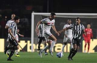 Jogadores em campo durante a partida desta noite (03). (Foto: Rubens Chiri / saopaulofc.net)