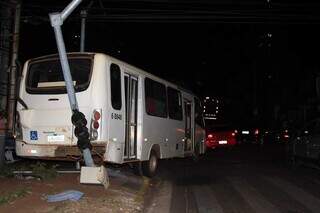 Ônibus desceu de ré a Bahia e só parou ao atingir o semáforo do cruzamento. (Foto: Alex Machado)