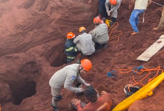 Trabalhadores ficam soterrados durante obra, depois de barranco desabar