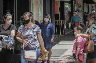 Consumidores na Rua 14 de Julho, no centro de Campo Grande (Foto: Marcos Maluf)
