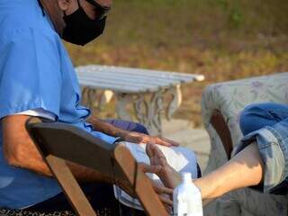 No final do trajeto, massoterapeuta realiza massagem nos pés dos visitantes. (Foto: Arquivo pessoal)